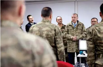  ??  ?? Exército da Turquia promete “varrer terrorista­s” até à fronteira com o Iraque AFP