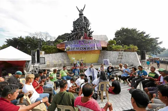  ?? —NIÑO JESUS ORBETA ?? PRAYERS AND PROTEST Peasant and urban poor groups gather at the People Power Monument in Quezon City on Friday to observe nine days of prayer and fasting to protest Charter change.