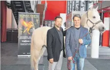  ?? FOTO: EQUUS/STEFANIE BÖCK ?? Elmar Kretz (rechts) und Schimmel „Egypt“stellen Armin Kirchbach von der Big Box Allgäu in Kempten mit der neuen Show „Equus“vor große Herausford­erungen.