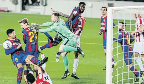  ?? ÀLEX GARCIA ?? Umtiti salta por encima de todos en un balón aéreo que el Barcelona tuvo que defender