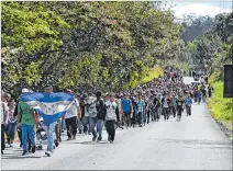  ?? JOHAN ORDONEZ / AFP ?? Esquipulas. Los caminantes cruzaron la frontera con Guatemala.