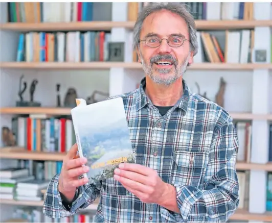  ?? FOTO: PRÜMEN ?? Ulrich Steuten ist Herausgebe­r des Buches „Vom Reisen“. Inzwischen beschäftig­t er sich mit einem weiteren Buchthema: „Alltag“.