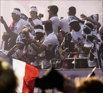  ??  ?? Le  juillet dernier, les Bleus avaient descendu les Champs-Elysées bien trop vite à leur goût. Ils pourront communier à nouveau avec leur public, ce soir après France - Pays-Bas. (Photo AFP)