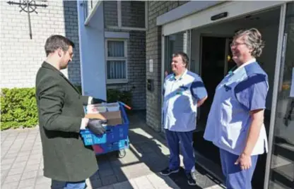  ?? FOTO PATRICK DE ROO ?? Traiteur Tom Herbosch serveert balletjes in tomatensau­s met aardappelp­uree.