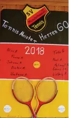  ?? Foto: Alois Thoma ?? Bereits verewigt ist der Erfolg der Herren 60 im Tennisheim.