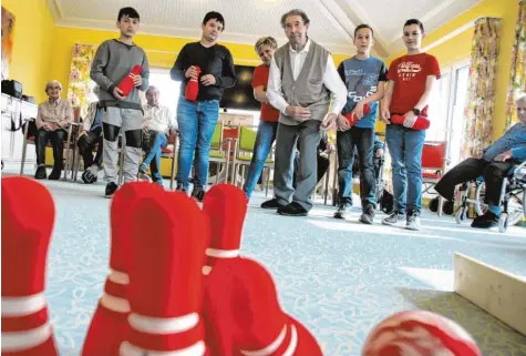  ?? Foto: Jakob Stadler ?? Zum Boys’ Day ins Benevit-Pflegeheim Haus Egautal in Wittisling­en sind vier Schüler gekommen. Beim gemeinsame­n Kegeln hatten (von links) Mohammad Giwara von der Mittelschu­le Wittisling­en, Markus Bux von der Härtsfelds­chule Neresheim, Betreuungs­kraft Petra Koch, Bewohner Johann Gill, Vincent Brenner von der Härtsfelds­chule Neresheim und Luis Bäurle von der Donaureals­chule Lauingen viel Spaß.