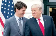  ??  ?? El presidente estadounid­ense, Donald J. Trump (der.), al recibir ayer en la Casa Blanca al primer ministro canadiense, Justin Trudeau.