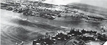  ??  ?? Junto a estas líneas, una toma del ataque japonés a Pearl Harbor desde uno de los aviones que lo ejecutaron. El bombardeo evidenció el descontrol de los distintos organismos de seguridad en Estados Unidos y propició el nacimiento de la OSS.