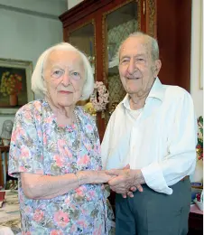  ?? (foto Radaelli) ?? Sposi
A sinistra, Giuseppina «Nuccia» Villa, 100 anni, con il marito Rinaldo «Nando» Duranti, 105 anni. A destra, la coppia fotografat­a nel giorno del loro matrimonio celebrato nel 1944: «All’uscita dalla chiesa suonò l’allarme che annunciava le bombe. Brindammo nel rifugio con del Vermouth, ma eravamo felici lo stesso»