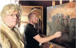  ?? ARKIVFOTO: FREDRIK PEDERSEN ?? ODD NERDRUM: Her fotografer­t hjemme i Stavern for noen år siden, med Jonny Andvik fra Porsgrunn som elev.