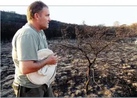  ??  ?? BO: Sowat 20 000 ha fynbos wat die bye gewoonlik deur die winter dra, het gebrand.