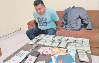  ??  ?? El brasileño Antonio da Costa Silva, quien fue detenido ayer con varias tarjetas de débito “clonadas” y dinero en efectivo en la capital de Alto Paraná.