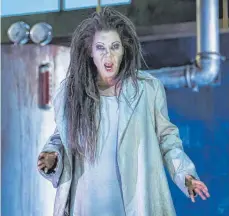  ?? FOTO: THEATER ULM ?? Rasende Rächerin: Susanne Schimmack als Elektra.