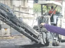  ??  ?? Los trabajos se iniciaron en la calle Manuel Domínguez. El lunes comenzaría­n paralelame­nte en Piribebuy.