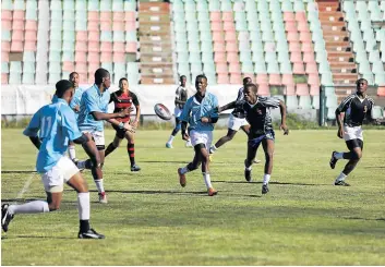  ?? Picture: ALAN EASON ?? SWIFT HANDS: OR Tambo, in black, move in to try and reclaim the ball while Nelson Mandela Bay find their rhythm during their opening clash at the 2018 Steve Vukile Tshwete Games at Buffalo City Stadium.