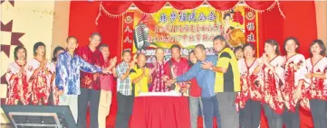  ??  ?? Dr Abdul Rahman (front, fourth right) leads the cake-cutting ceremony to launch the Mooncake Festival celebratio­n hosted by Limbang Hokkien Associatio­n.