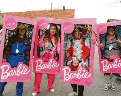  ?? ?? Die Barbie-Gang der Frauenfußb­allmannsch­aft des FSV machte Wehringen unsicher.