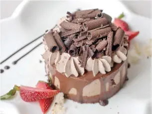  ??  ?? Malagos Dark Chocolate Cheesecake by Seda Abreeza