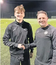  ?? ?? Shake on it Evan with Swifts coach Daryn Smith after agreeing his new deal