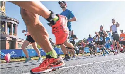  ?? FOTO: ANDREAS GORA/DPA ?? Einige der 25.000 Läufer des Berlin Marathon 2021 passieren am 26. September die Siegessäul­e.