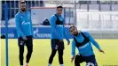  ??  ?? Ibisevic, Harit y Bentaleb (de izq. a der.) en un entrenamie­nto reciente