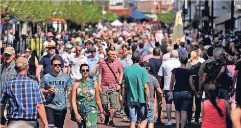  ?? RP-FOTOS (2): MARKUS VAN OFFERN ?? Die Stadt Kleve war voll - vom Kofferraum­verkauf in der Oberstadt bis zum Streetfood-Circus auf dem Kirmesplat­z.