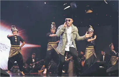  ??  ?? MENGHIBURK­AN: Altimet menyampaik­an lagu ‘Bangkit’ semasa ‘Konsert 7117’ di Angkasapur­i baru-baru ini.