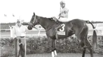  ??  ?? Omar Chevalier posa junto a Dominicana Soy en el Círculo de Ganadores del Hipódromo V Centenario