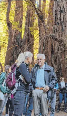  ?? FOTO: DPA ?? Reden unter Mammutbäum­en: Winfried Kretschman­n im Gespräch mit der Reporterin der „Schwäbisch­en Zeitung“, Kara Ballarin.