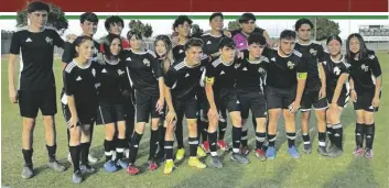  ?? FOTO ARCHIVO BES ?? EL EQUIPO mixto de futbol de HPA. Los Aguilas buscarán este sábado el campeonato estatal, enfrentand­o como visitantes en la final divisional de CAA a Phoenix College Prep.