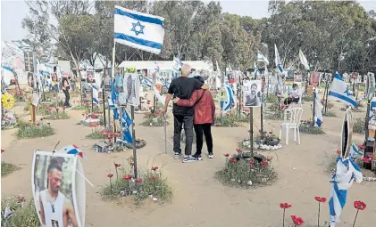  ?? REUTERS ?? Dolor. Banderas y retratos en el sitio en Israel del festival juvenil atacado por el terrorismo de Hamas.