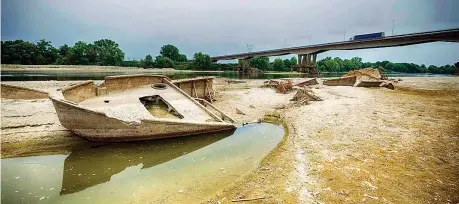  ?? (Ansa) ?? Senz’acqua Il Po in secca a Castel San Giovanni (Piacenza): l’Emilia-Romagna è una delle quattro regioni per cui si va verso lo stato di emergenza