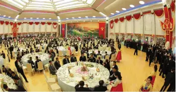  ?? Foto: KCNA via KNS, afp ?? Dieses von Nordkorea veröffentl­ichte Foto zeigt angeblich Nuklearwis­senschaftl­er und bombe mitwirkten. Sie werden in Pjöngjang mit einem Bankett geehrt. techniker, die am Bau einer Wasserstof­f