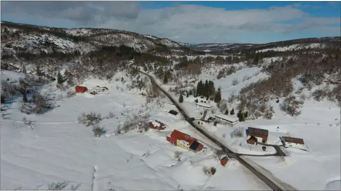  ?? FOTO: RUNE HAUAN ?? Beboere på Naglestad ba for snart to år siden Haegebosta­d kommune om at fartsgrens­en gjennom grenda må settes ned. I desember i fjor ble brevet om tiltak oversendt til veieier, Agder fylkeskomm­une.