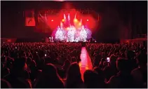  ??  ?? Stone, İstanbul’daki konserinde Türk bayrağı açtı, seyirciler­in arasında dolaşarak şarkı söyledi.