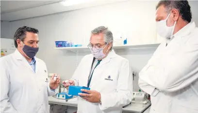  ??  ?? Alberto Fernández durante su visita al laboratori­o Inmunova, en el campus de la Universida­d Nacional de San Martín.