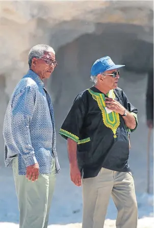  ?? Picture: GALLO IMAGES ?? COMRADES: Mandela and Kathrada visit the infamous lime quarry on Robben Island in 1995