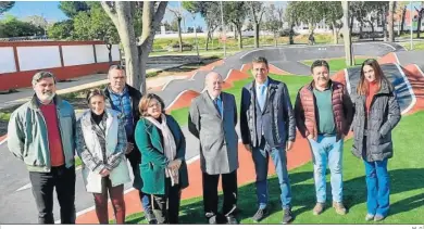  ?? M. G. ?? El presidente Villalobos durante su visita a Pilas, acompañado por el alcalde, José Leocadio Ortega.