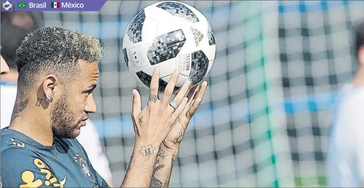  ?? FOTO: AP ?? Neymar Jr. sostiene un balón durante el entrenamie­nto de ayer de la ‘seleçao’ en Sochi antes de medirse a México