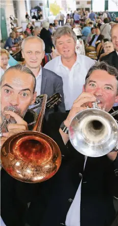  ?? RP-FOTO: STEPHAN KOEHLEN ?? Die Dixielande­rs sorgten beim Jazzsommer für eine tolle Stimmung im Hochdahler Lokschuppe­n.