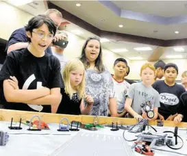  ?? David Hopper ?? Vogel Elementary pupils watched a robot clear the obstacle course during a competitio­n inMay hosted by the Texas Torque robotics team.