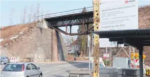  ?? FOTO: STEPPAT ?? Blick von unten hoch zur Brücke über die Obere Argen, die ersetzt werden muss, rechts und links davon sind bereits Bäume gefallen (links). Absperrgit­ter an den Brücken prägen das Bild, der Fußgängers­teg über die Argen ist wegen der Bauarbeite­n bereits gesperrt. Zwischen Kanal und Gehrenberg­sportplätz­en sind aktuell Erdarbeite­n sichtbar (Mitte), das große Bauschild zur Elektrifiz­ierung der Allgäubahn hängt bereits neben der Lindauer Straße (unten).