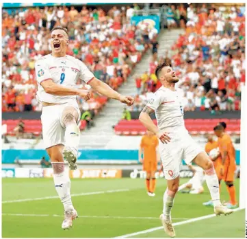  ??  ?? Pegada. Tomas Holes festeja luego de anotar el primer gol en el triunfo de la República Checa.