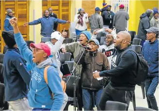  ?? Picture: WERNER HILLS ?? SHOUTING MATCH: The integrated developmen­t plan meeting at the Babs Madlakane Hall in KwaNobuhle which was disrupted