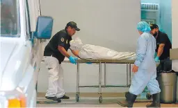  ?? FOTO: EL HERALDO ?? El cuerpo fue ingresado a la morgue del Ministerio Público a eso de las 11:00 de la noche del jueves. Horas después fue entregado.