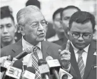  ??  ?? NAFI: Dr Mahathir pada sidang media selepas majlis sambutan ‘KLIA turns 21: A precious legacy’ di Lapangan Terbang Antarabang­sa Kuala Lumpur (KLIA) kelmarin. — Gambar Bernama