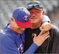  ?? AP 2016 ?? Clint Hurdle greets Texas Rangers then-manager Jeff Banister during Hurdle’s time managing the Pittsburgh Pirates. He began sending his notes of inspiratio­n while managing the Colorado Rockies.