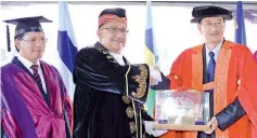  ??  ?? UMS Vice Chancellor Datuk Dr Harun Abdullah (right) presenting a momento to Mayor Datuk Abidin Madingkir after the 8th Town and Gown Parade yesterday.