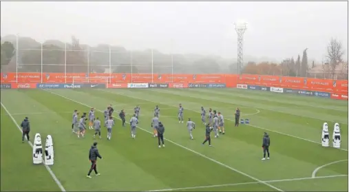  ??  ?? El Atlético se ejercitó por última vez antes de enfrentars­e esta noche al Lokomotiv ayer en el Cerro del Espino, bajo una intensa niebla.