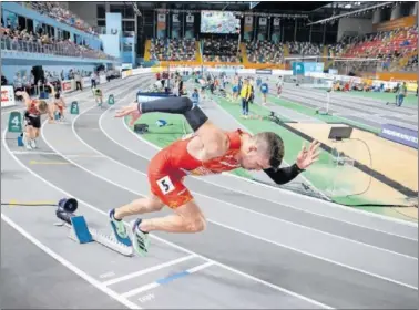  ?? ?? Óscar Husillos sale de tacos en la semifinal de los 400 metros en el Ataköy Arena de Estambul.